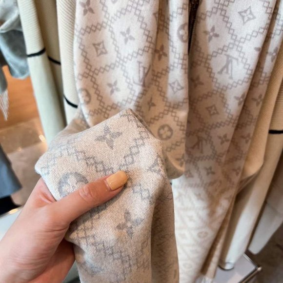 💎✨AUTHENTIC✨💎Louis Vuitton scarf - Picture 5 of 6